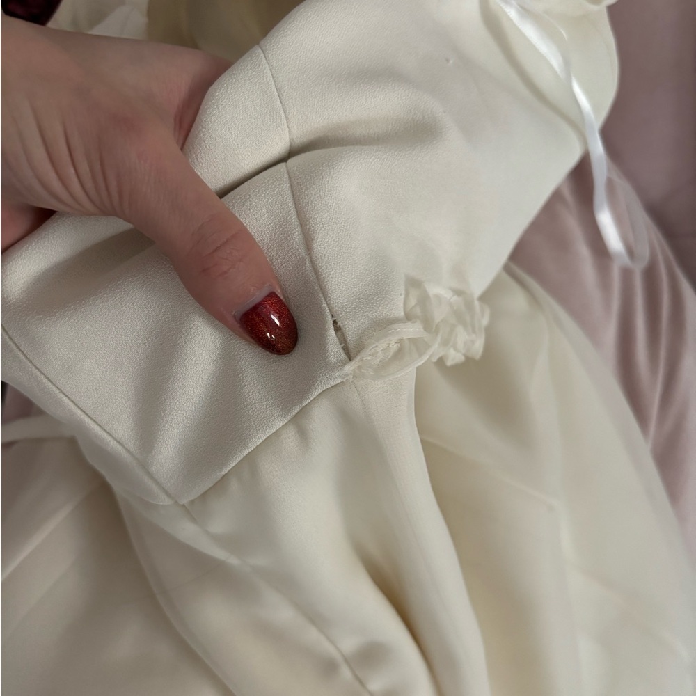 Vera Wang Cream Spaghetti Strap Wedding Dress - Picture 5 of 9